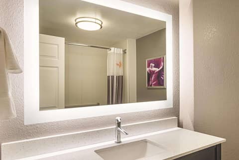 La Quinta by Wyndham Atlanta Perimeter Medical — bathroom