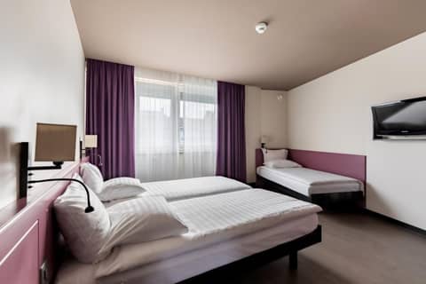 Hôtel Les Nations — hotel room
