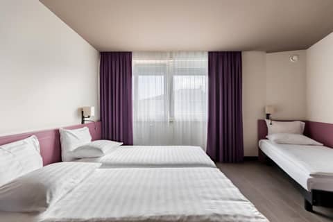 Hôtel Les Nations — hotel room