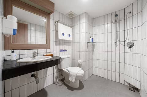 Kokotel Phuket Patong — bathroom