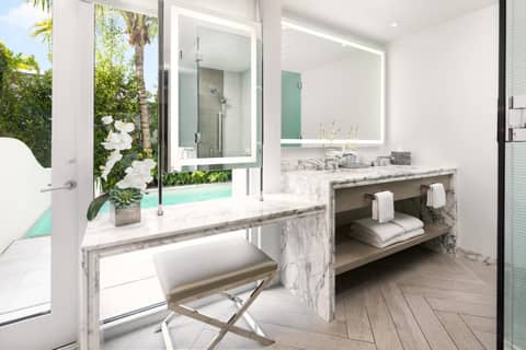 H2O Suites- Adults Only — bathroom