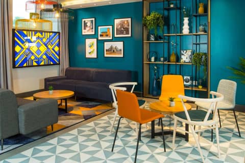 Hampton by Hilton London Park Royal — living room