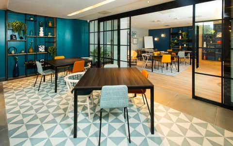 Hampton by Hilton London Park Royal — meeting room