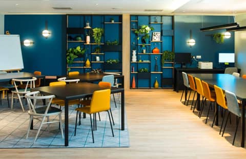 Hampton by Hilton London Park Royal — meeting room