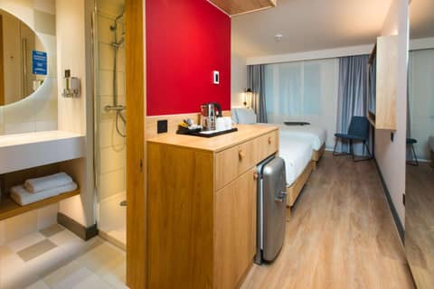 Hampton by Hilton London Park Royal — hotel room