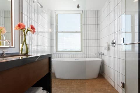 Kimpton - Harper Hotel by IHG — bathroom