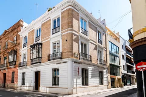 Hostal Roomsole — building