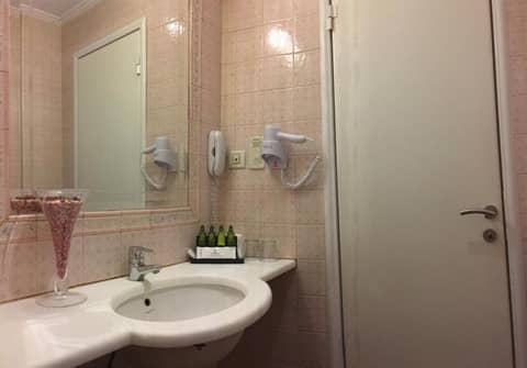 Hotel London — bathroom