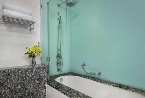 Park Plaza County Hall London — bathroom