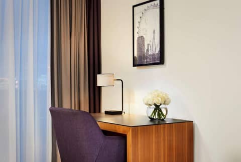 Park Plaza County Hall London — hotel reception