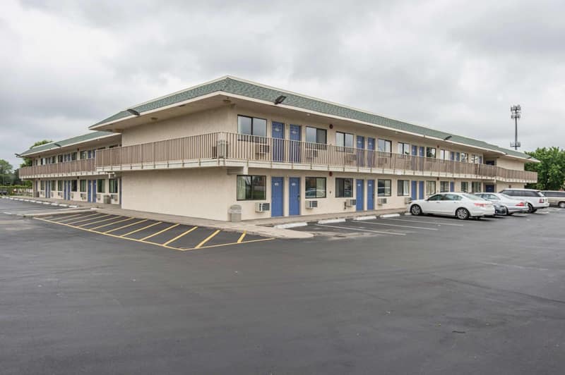 Motel 6 Kansas City, MO - Airport — building