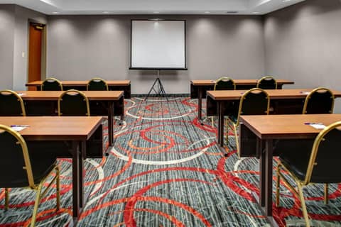 Holiday Inn Express Hotel & Suites Pittsburgh-South Side by IHG — photo 2