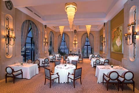 Shangri-La Hotel Apartments Qaryat Al Beri — restaurant