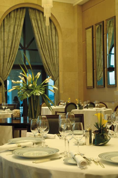 Shangri-La Hotel Apartments Qaryat Al Beri — restaurant