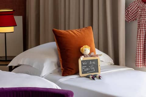 Hôtel Etoile Maillot — hotel room