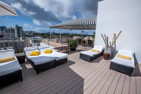 Hotel Croydon — terrace