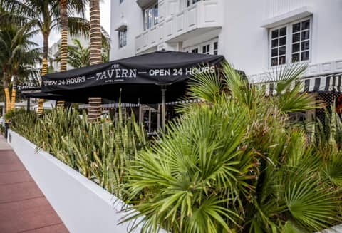 Hotel Croydon — outdoor seating