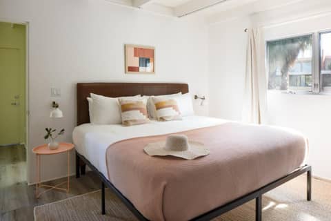 The Wesley by AvantStay — hotel room