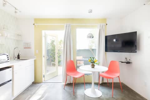 The Wesley by AvantStay — kitchen