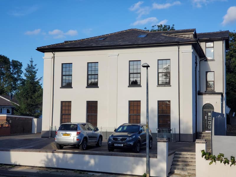 The Ashcroft Studios & Apartments with Free Parking — building