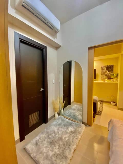 Uptown Parksuites — hotel room