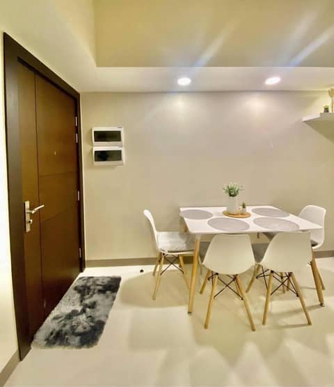 Uptown Parksuites — dining