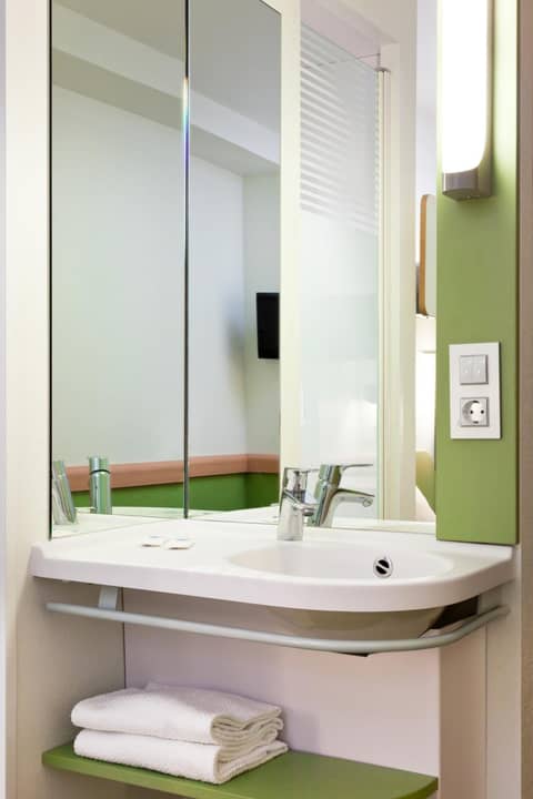 Ibis Budget Madrid Calle Alcalá — bathroom
