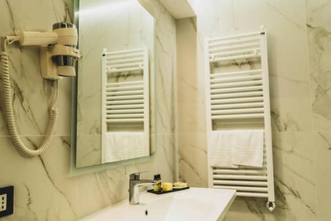Hotel Pontemare — bathroom