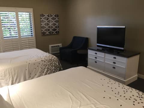 Pacific Shores Inn — hotel room