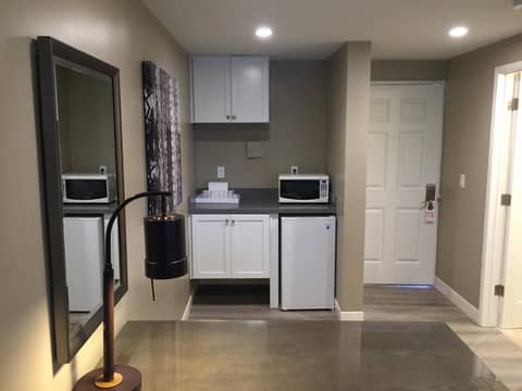 Pacific Shores Inn — kitchen