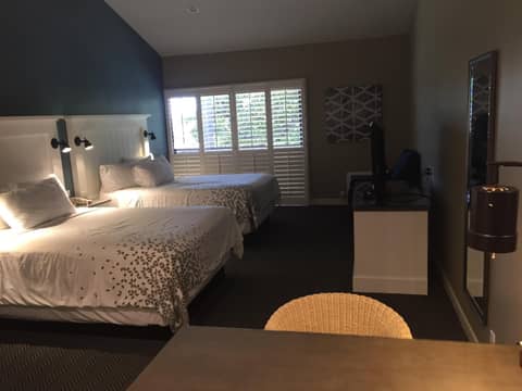 Pacific Shores Inn — hotel room