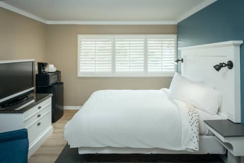 Pacific Shores Inn — hotel room