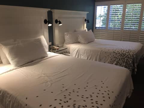 Pacific Shores Inn — hotel room