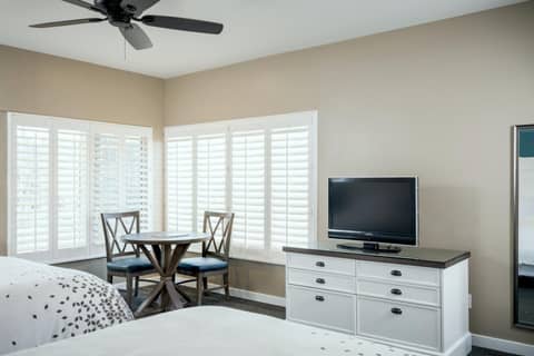 Pacific Shores Inn — hotel room