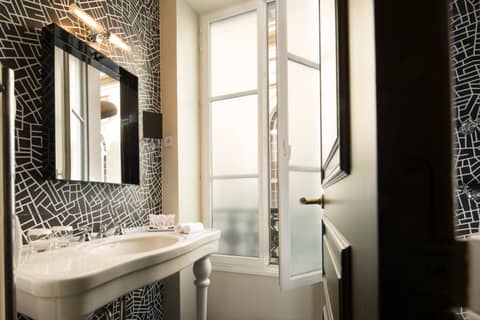 Hôtel Les Dames du Panthéon — bathroom
