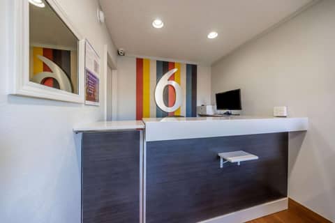 Motel 6 Portland OR Southeast — recepcion & lobby
