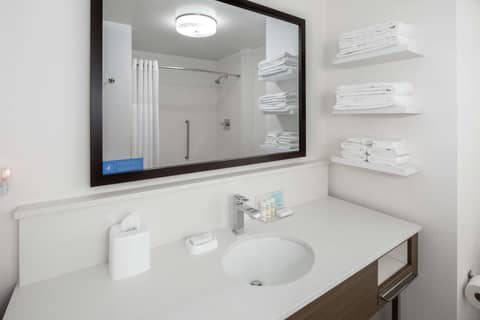 Hampton Inn & Suites San Diego Airport Liberty Station — photo 7