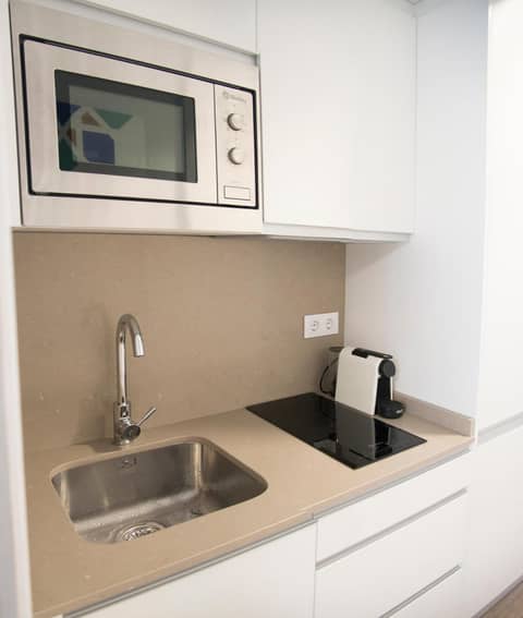Apartamentos Core Suite Sevilla — kitchen