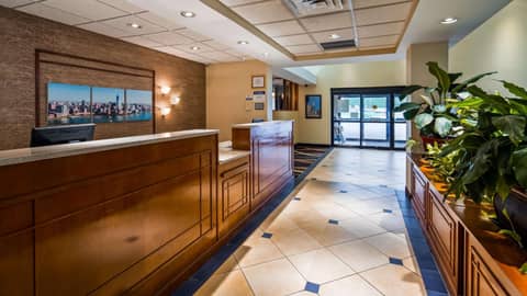 Best Western Galleria Inn & Suites — recepcion & lobby