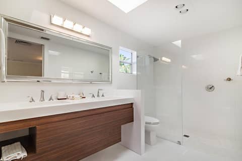 Grandview Gardens — bathroom