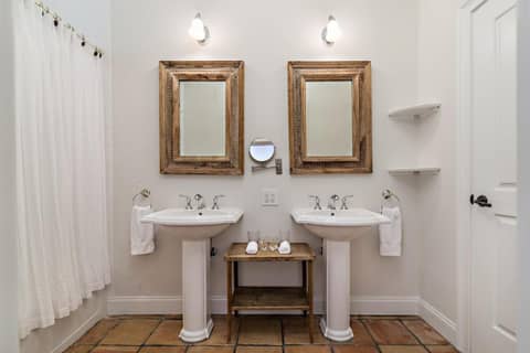 Grandview Gardens — bathroom