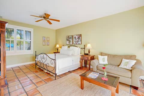 Grandview Gardens — hotel room