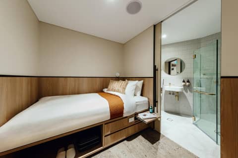 Aerotel Sydney - Inside International Terminal Airport — hotel room