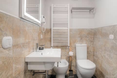 Hotel Cosmos — bathroom