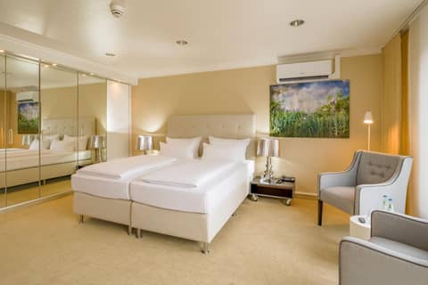 rugs HOTEL Köln — hotel room