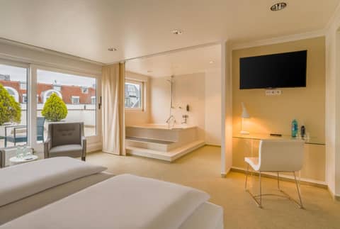 rugs HOTEL Köln — hotel room