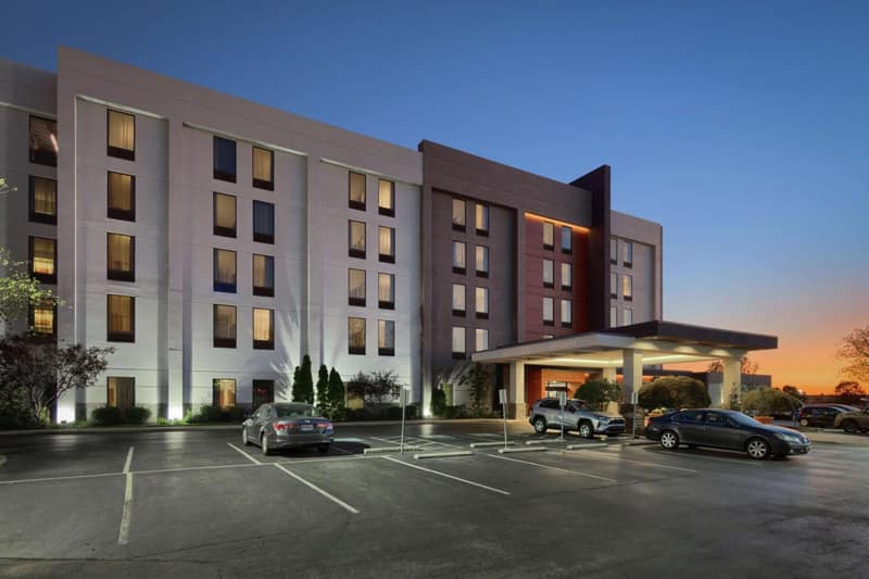 Hampton Inn Louisville Northeast — building