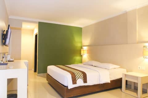 Cakra Kusuma Hotel — hotel room