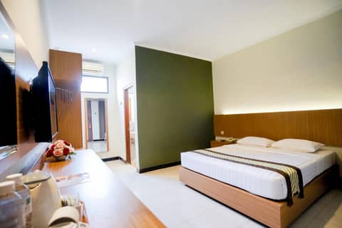 Cakra Kusuma Hotel — hotel room