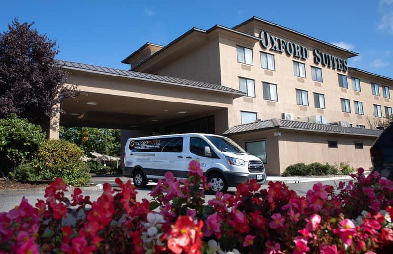 Oxford Suites Portland - Jantzen Beach — building
